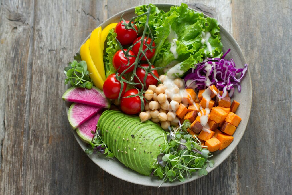 Vegetarian food in Dubai – vegan café smoothie bowl scene.