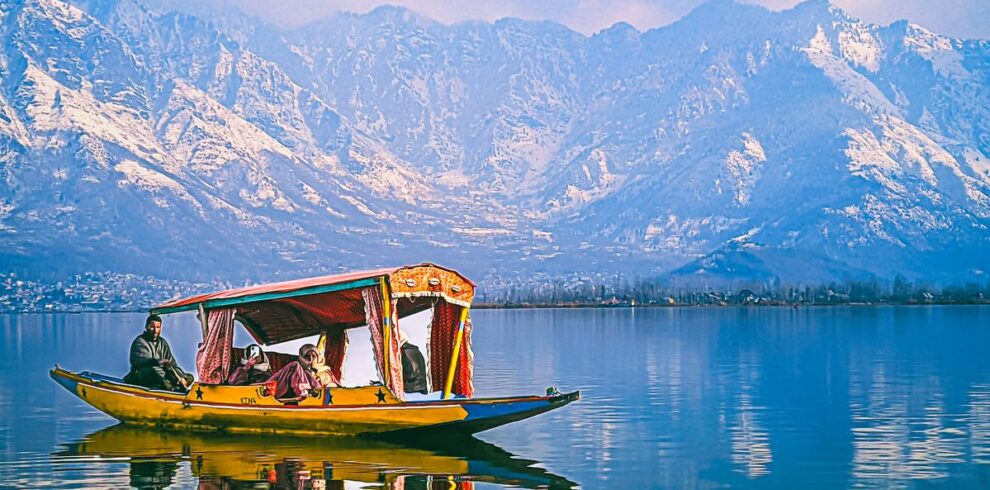 kashmir tour packages dal lake shikara